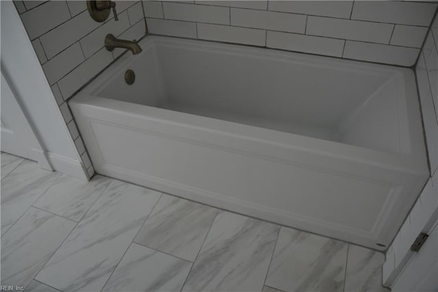 full bathroom featuring a washtub