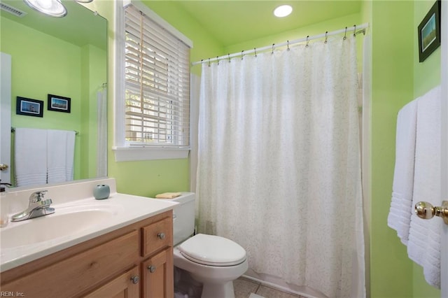 full bathroom with toilet, a shower with curtain, vanity, and visible vents