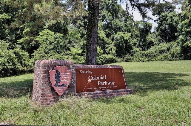 community sign featuring a yard