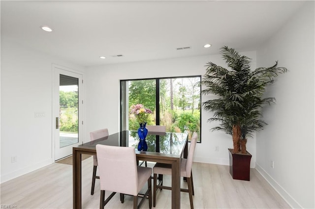 dining area featuring visible vents, light wood-style flooring, baseboards, and recessed lighting