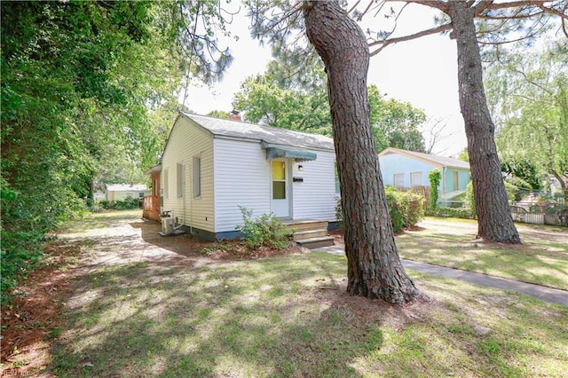 48 Pollux Cir W, Portsmouth, VA 23701 - bungalow-style home featuring a chimney and a front lawn