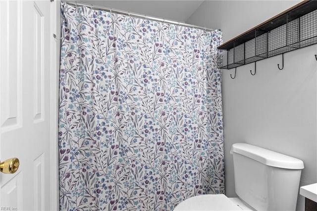 full bathroom featuring toilet and a shower with curtain