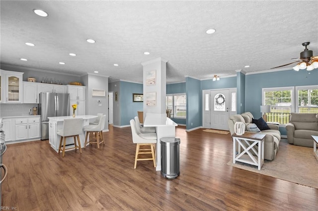 108 Hodges Cove Rd, Yorktown, VA 23692 - living area featuring ornamental molding, dark wood-style floors, a ceiling fan, recessed lighting, and baseboards