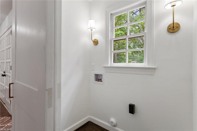 washroom featuring laundry area, a wealth of natural light, baseboards, and hookup for a washing machine