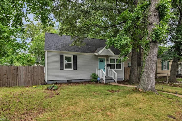 912 W 31st St, Norfolk, VA 23508 - bungalow featuring a shingled roof, a front lawn, and fence