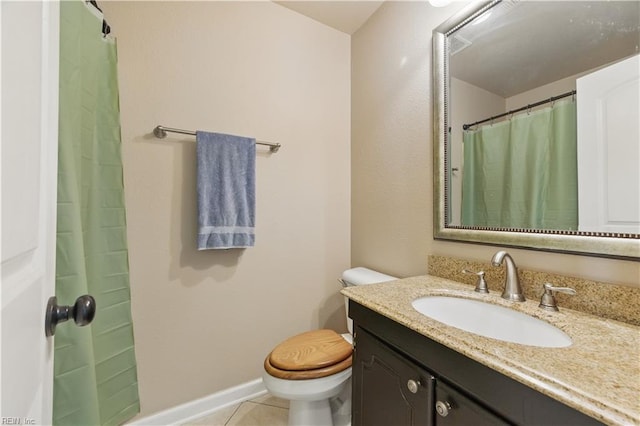 full bathroom featuring toilet, vanity, tile patterned flooring, a shower with shower curtain, and baseboards