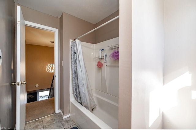 full bath featuring baseboards and shower / tub combo with curtain