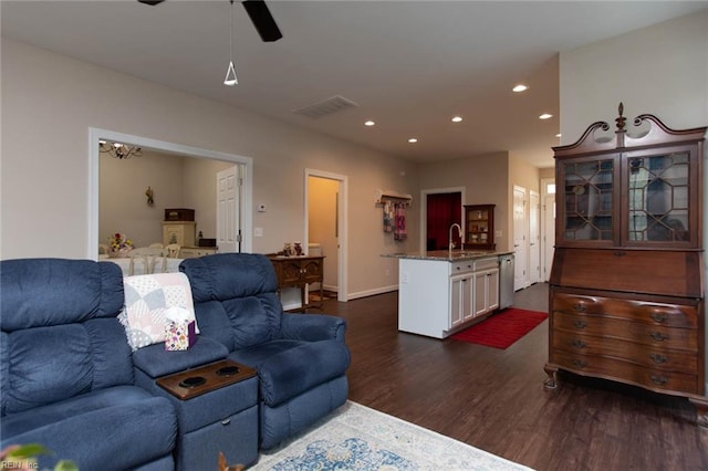 living area featuring a ceiling fan, recessed lighting, baseboards, dark wood-style flooring, and visible vents