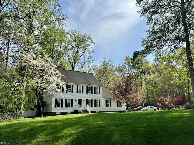 view of front of house featuring a front yard