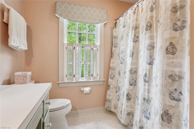 full bathroom featuring tile patterned floors, toilet, vanity, baseboards, and a shower with curtain