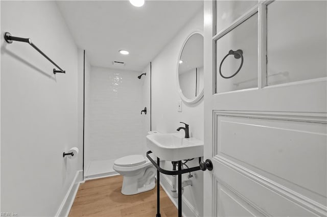 325 S Main St, Suffolk, VA 23434 - bathroom featuring toilet, wood finished floors, tiled shower, and recessed lighting