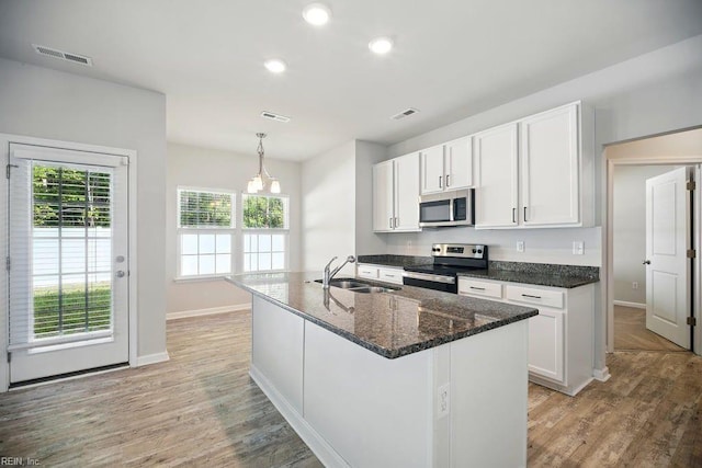 kitchen with recessed lighting, light wood finished floors, visible vents, a sink, and appliances with stainless steel finishes