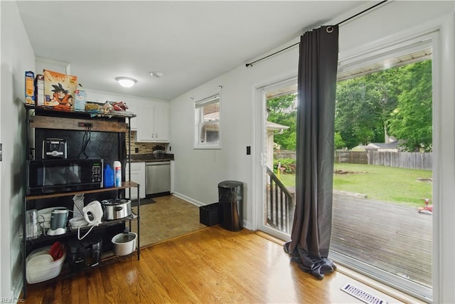living area featuring visible vents, wood finished floors, and baseboards