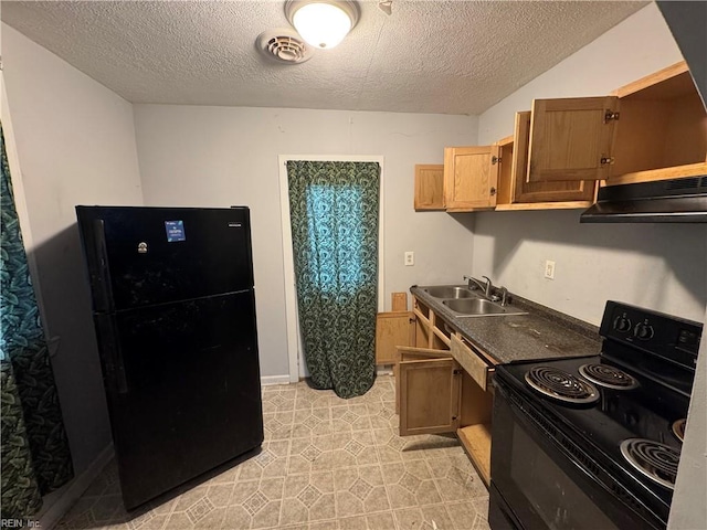 kitchen featuring a textured ceiling, under cabinet range hood, visible vents, a sink, and black appliances