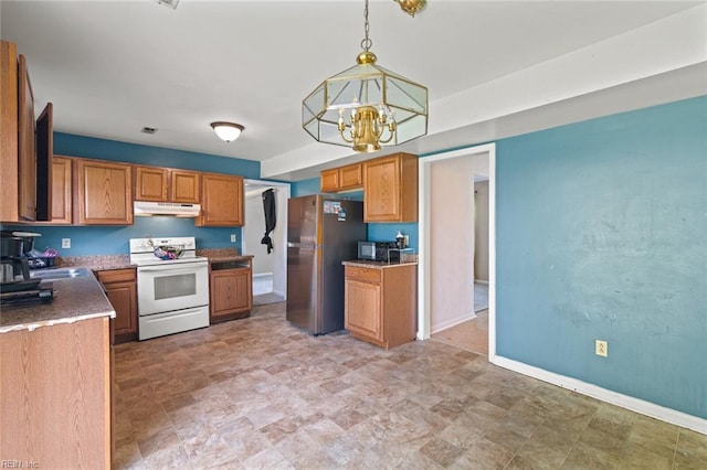 120 Commodore Dr, Hampton, VA 23669 - kitchen with electric range, freestanding refrigerator, under cabinet range hood, a sink, and baseboards