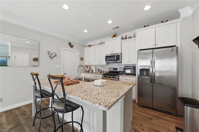 kitchen featuring stainless steel appliances, crown molding, a sink, an island with sink, and recessed lighting