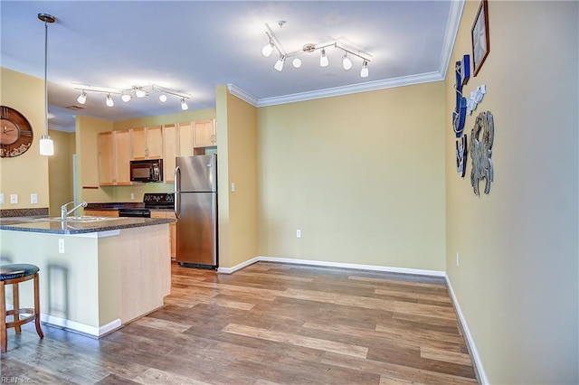 1400 Granby St Unit 309, Norfolk, VA 23510 - kitchen featuring black appliances, a sink, a peninsula, crown molding, and a kitchen bar