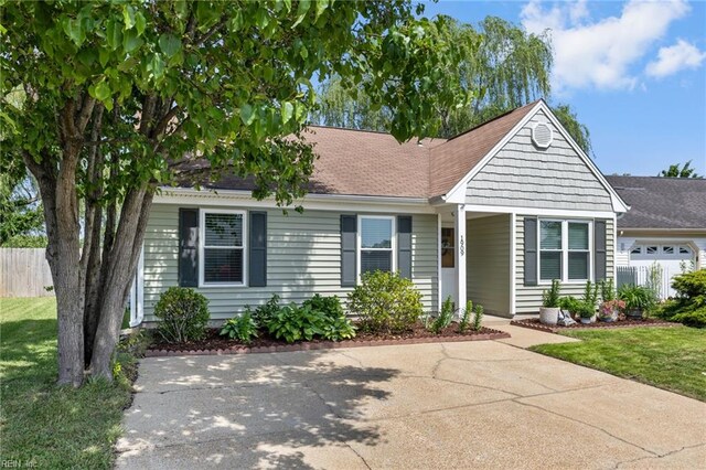 ranch-style house featuring roof with shingles