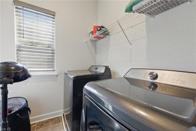 laundry area featuring baseboards and independent washer and dryer