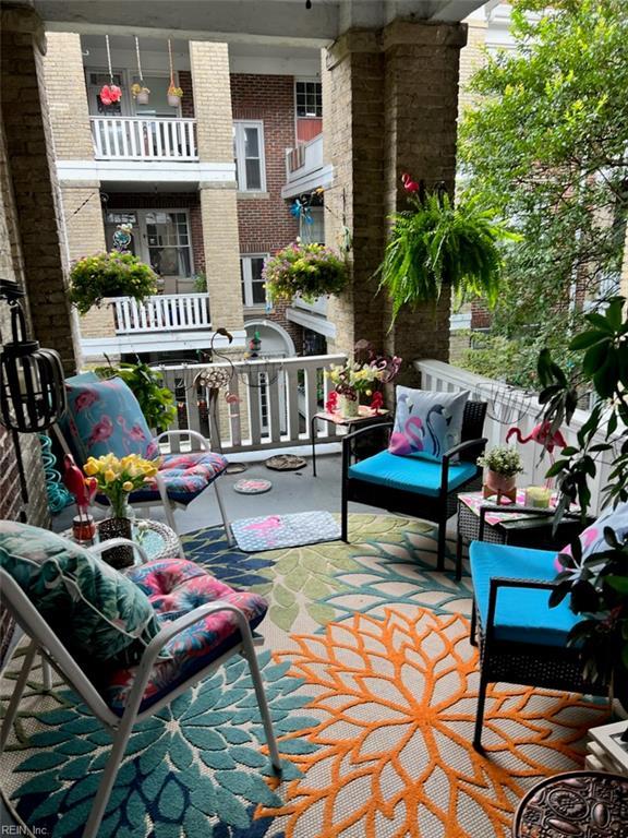balcony featuring an outdoor hangout area