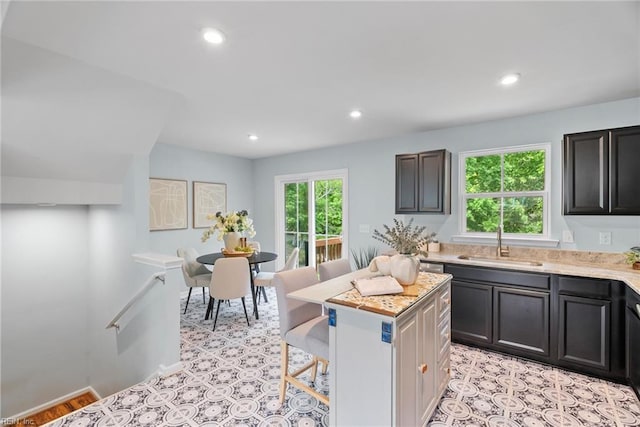 703 Lakeview Cv, Smithfield, VA 23430 - kitchen featuring a sink, light countertops, recessed lighting, a breakfast bar area, and a kitchen island