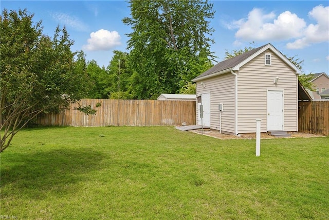 view of yard with an outbuilding