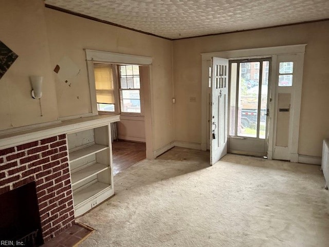 entryway featuring carpet flooring and crown molding