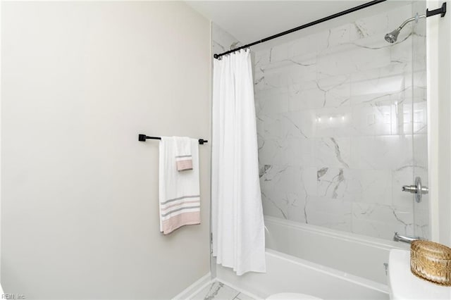 full bath featuring shower / bath combo with shower curtain, baseboards, and toilet