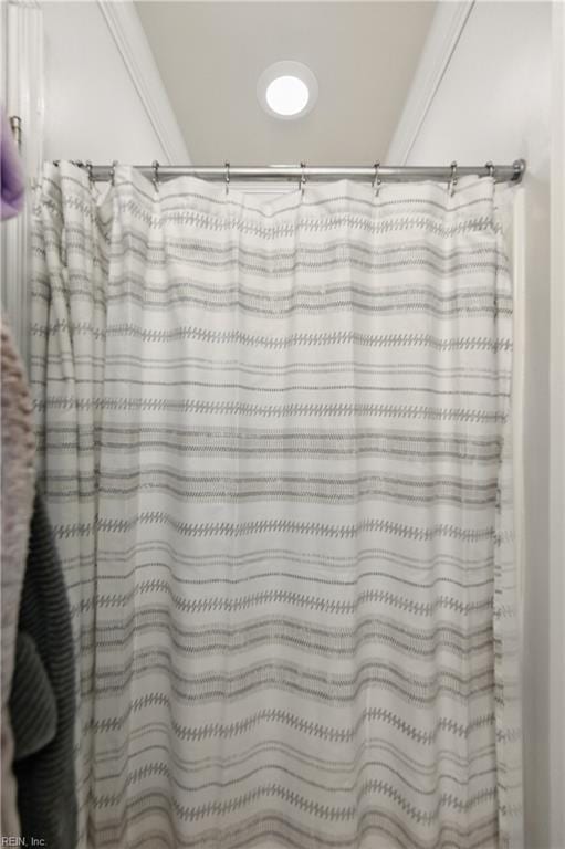 full bathroom featuring a shower with curtain