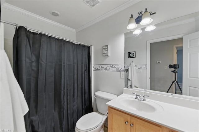 full bathroom featuring crown molding, vanity, toilet, and a shower with shower curtain