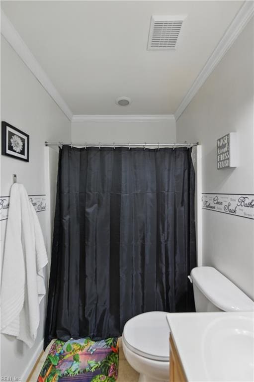 full bathroom featuring crown molding, toilet, vanity, and a shower with curtain