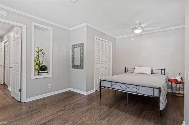 bedroom with wood finished floors, baseboards, a closet, ornamental molding, and ceiling fan