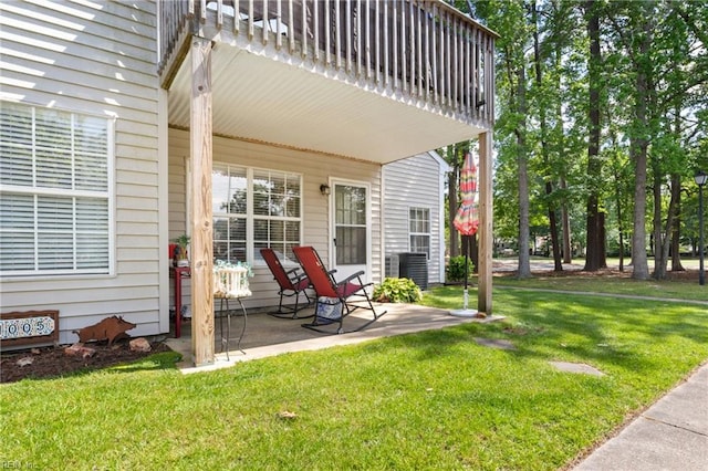 1005 Villas Ct, Virginia Beach, VA 23456 - view of grassy yard featuring a patio
