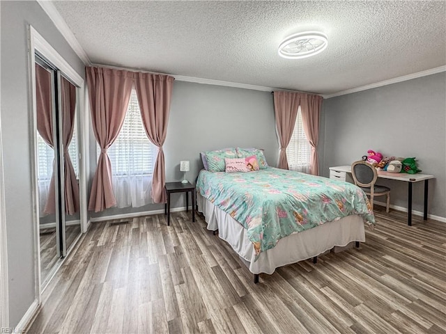 634 Biltmore Dr, Virginia Beach, VA 23454 - bedroom featuring wood finished floors, a textured ceiling, crown molding, and baseboards