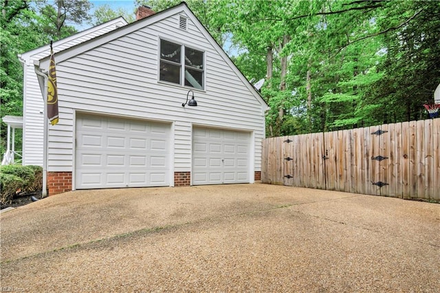 6 Hastings Ln, Williamsburg, VA 23188 - garage featuring fence