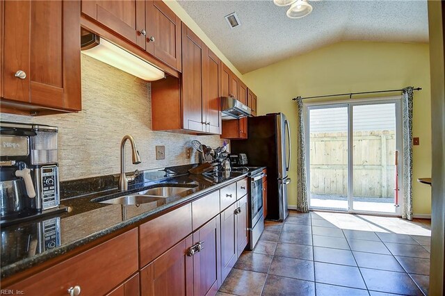 kitchen with a sink, vaulted ceiling, under cabinet range hood, stainless steel electric stove, and tasteful backsplash