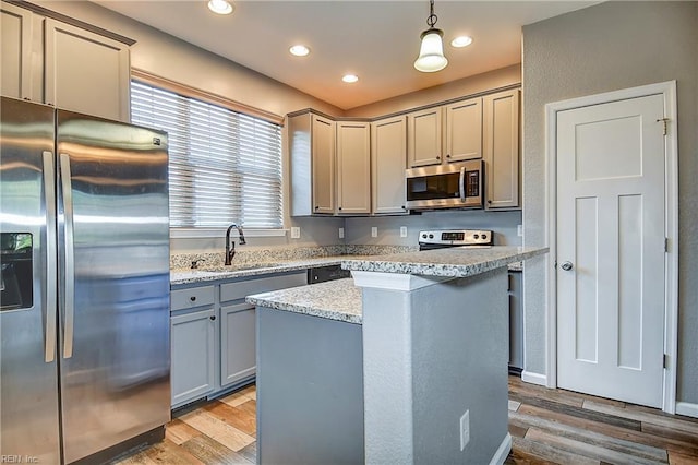 kitchen with stainless steel appliances, a sink, gray cabinetry, light wood-style floors, and recessed lighting