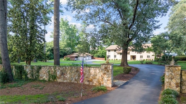 view of front of house with driveway and a front yard