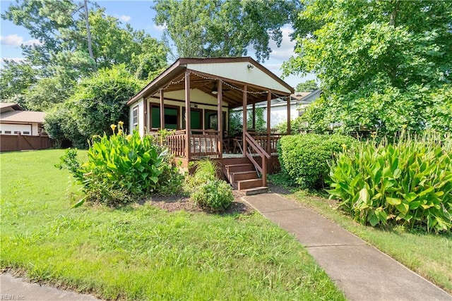 view of front of house featuring a front yard