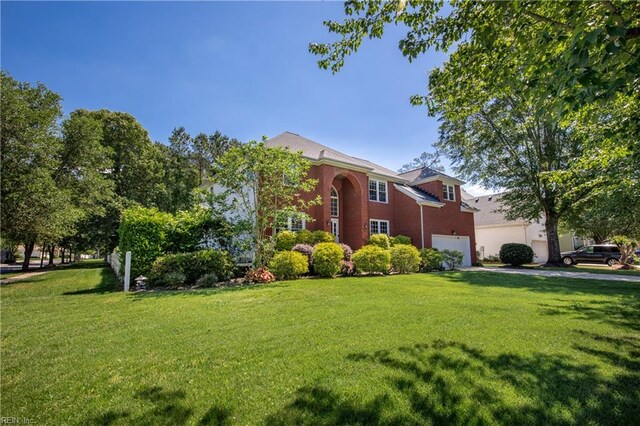 view of front facade featuring a front yard and driveway