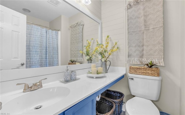 8 Riverview Ct, Suffolk, VA 23434 - full bathroom featuring toilet, vanity, and a shower with shower curtain