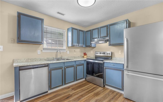 187 N Hunt Club Run, Newport News, VA 23608 - kitchen featuring stainless steel appliances, a sink, under cabinet range hood, dark wood finished floors, and a textured ceiling