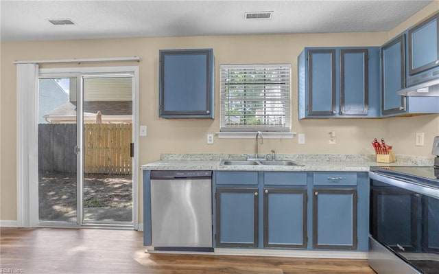 187 N Hunt Club Run, Newport News, VA 23608 - kitchen featuring appliances with stainless steel finishes, a sink, blue cabinets, and light countertops