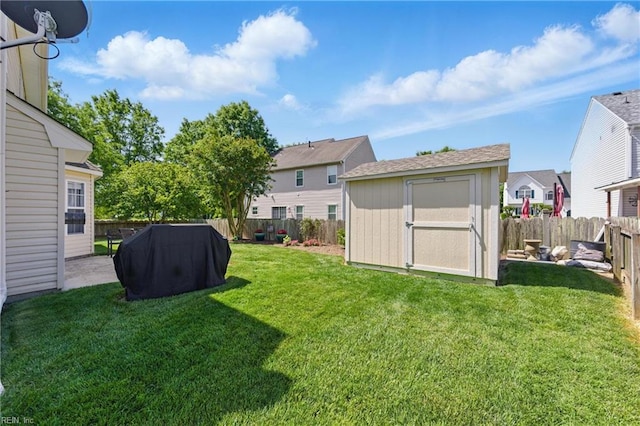 view of yard with a storage shed, an outdoor structure, and a residential view