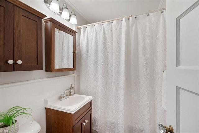full bath with vanity, toilet, and a shower with curtain