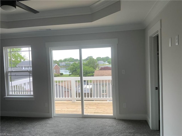 entryway featuring carpet, crown molding, and a ceiling fan