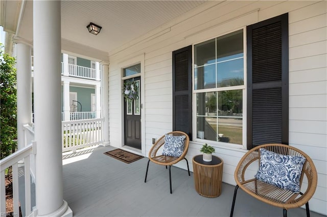 property entrance featuring a porch