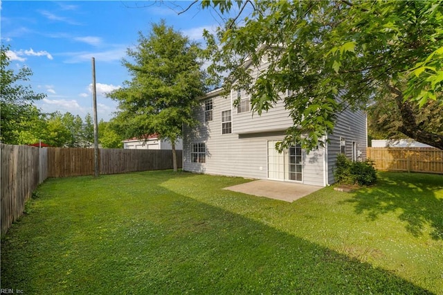 view of yard featuring a patio area