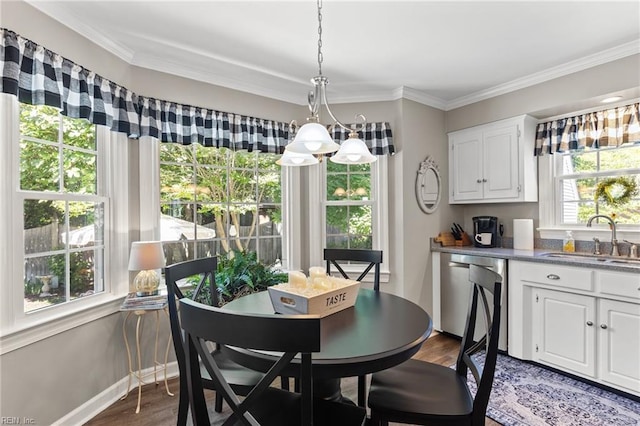 dining space featuring dark wood-style floors, crown molding, and baseboards