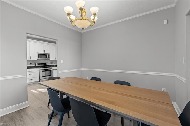6738 Burbage Landing Cir, Suffolk, VA 23435 - dining area featuring a chandelier, light wood-style flooring, crown molding, and baseboards